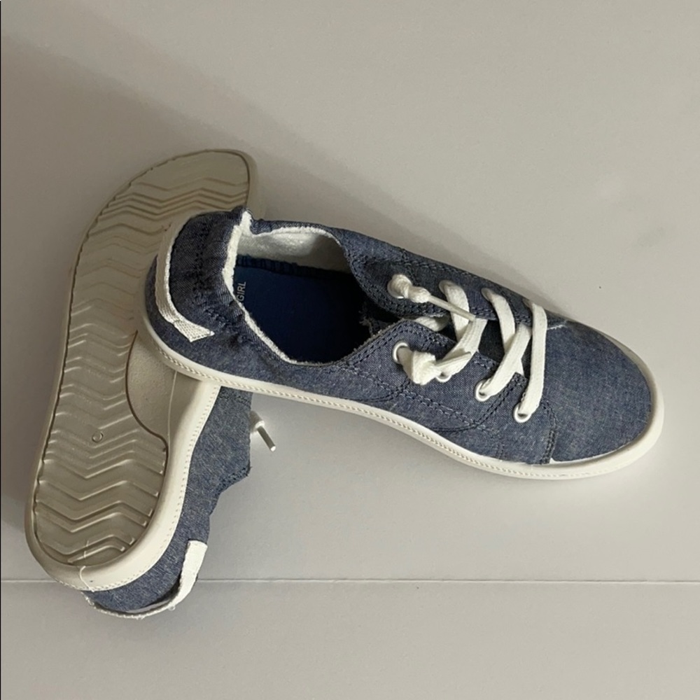 Material Girl Size 7 Denim Wash Gym Shoes - Picture 6 of 8